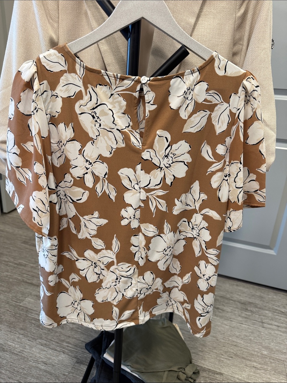 Ann Taylor White Floral Short Puff-Sleeve Blouse on Brown - Picture 5 of 5